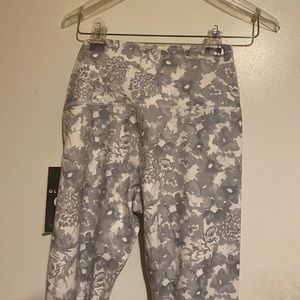 🌹3/$20NWT Glyder gray floral leggings